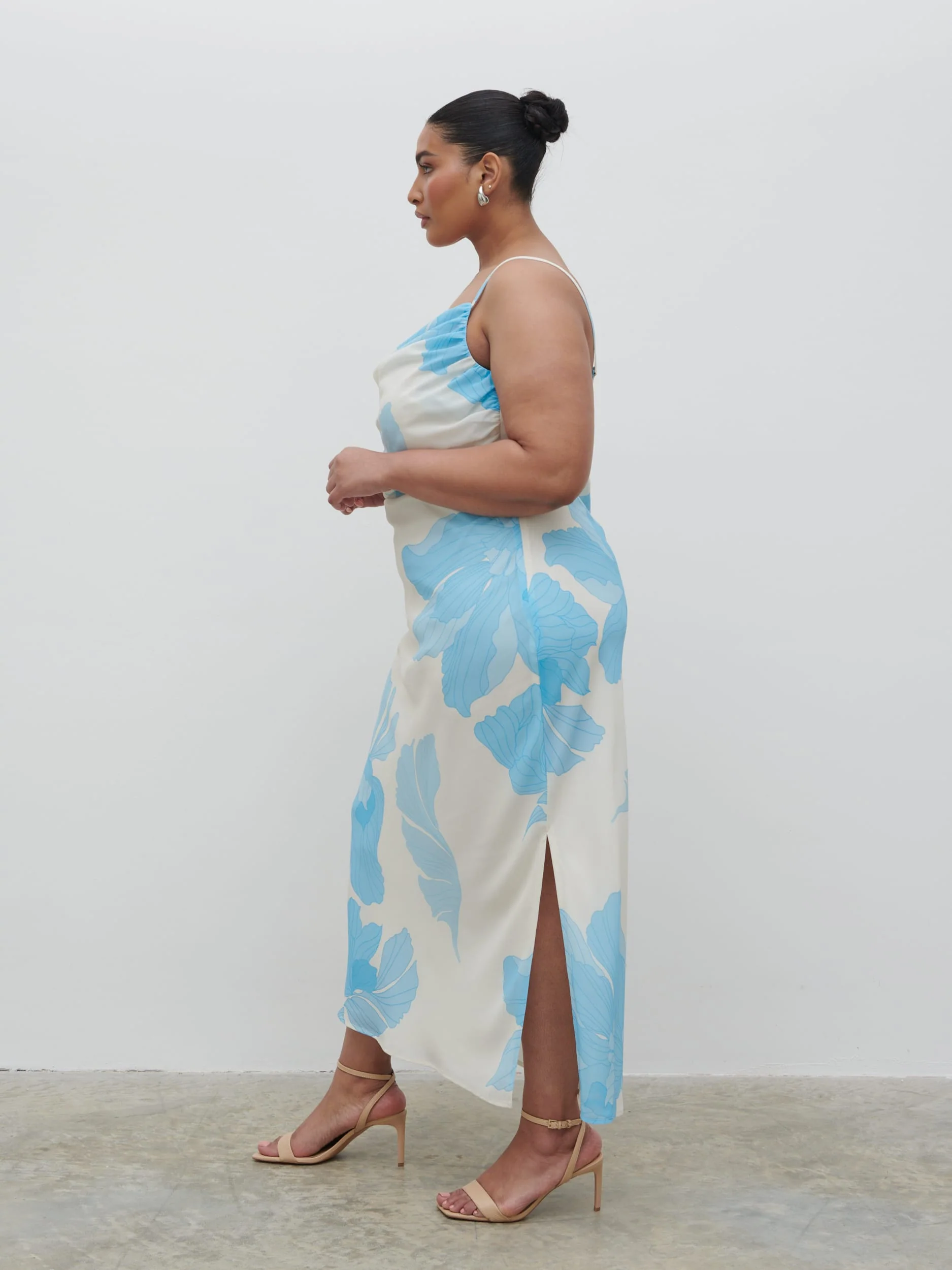 Keisha Ruched Midaxi Dress Curve - Blue and Cream Floral - Image 3