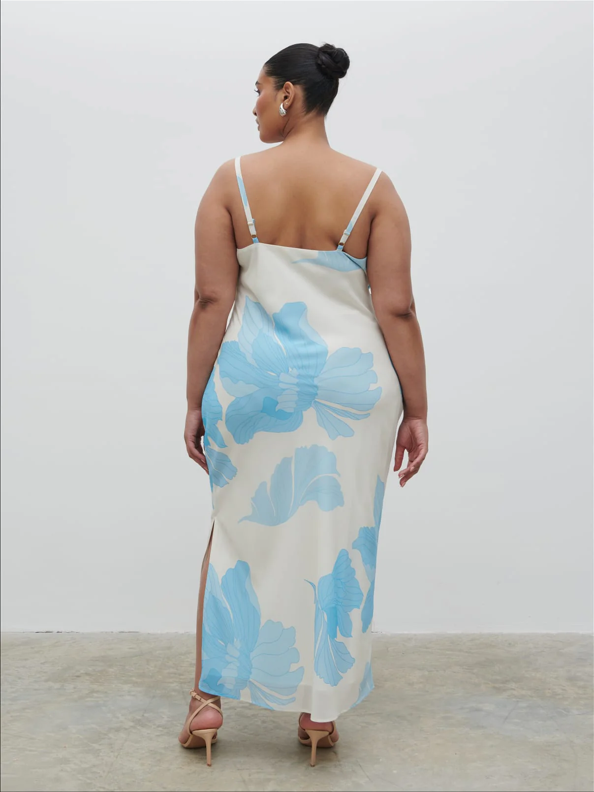 Keisha Ruched Midaxi Dress Curve - Blue and Cream Floral - Image 4