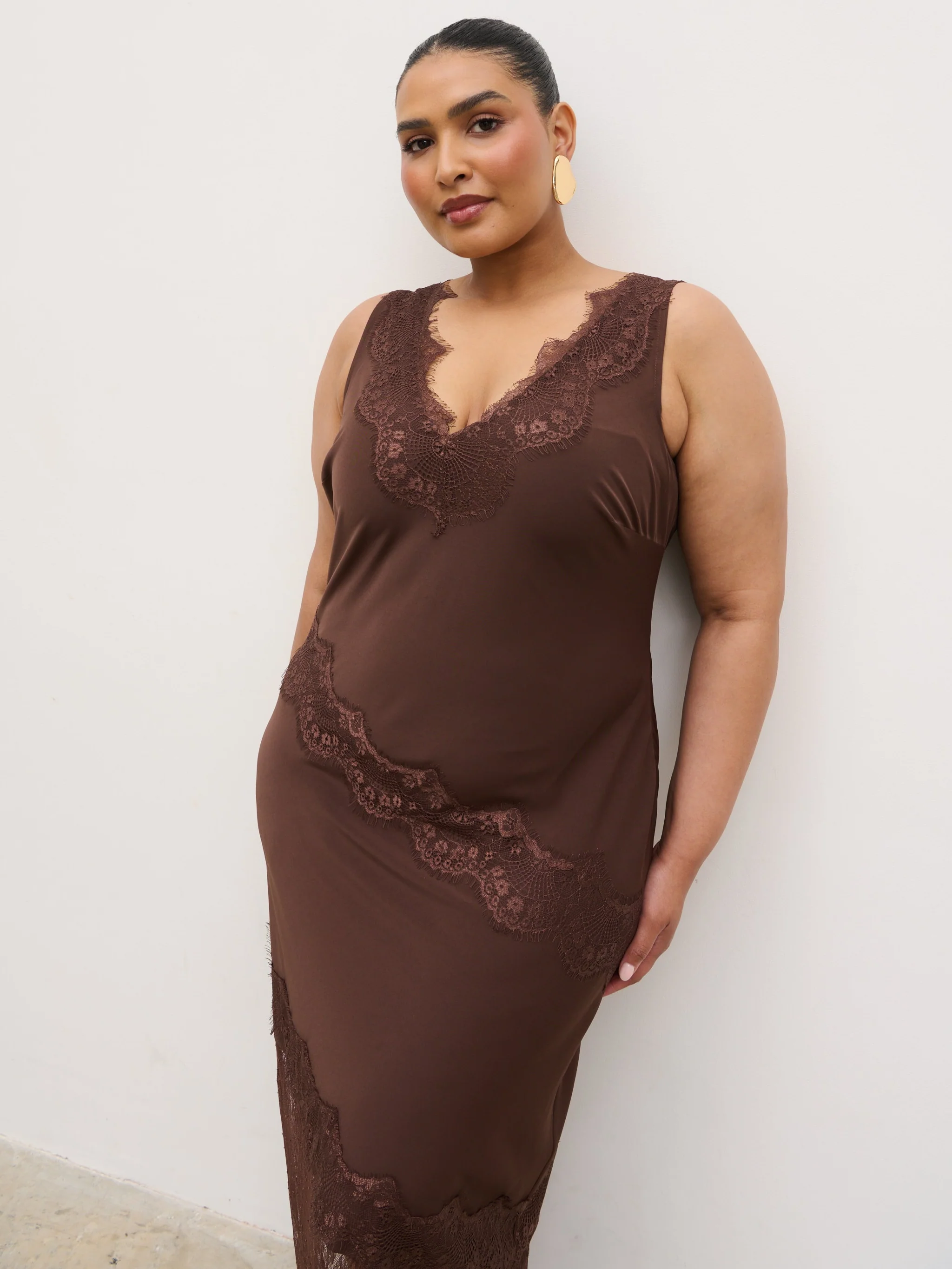 Robin Slip Lace Maxi Dress Curve - Chocolate Brown - Image 2